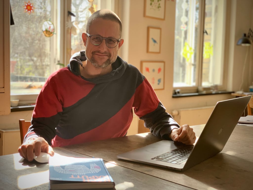 Designer Helmut Stabe liebt es, Buchprojekte zu realisieren.