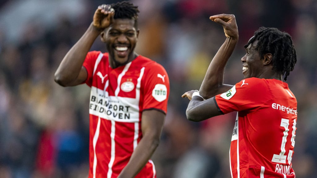 Bruma (r.) bejubelt sein Tor zum 4:0 für Eindhoven.