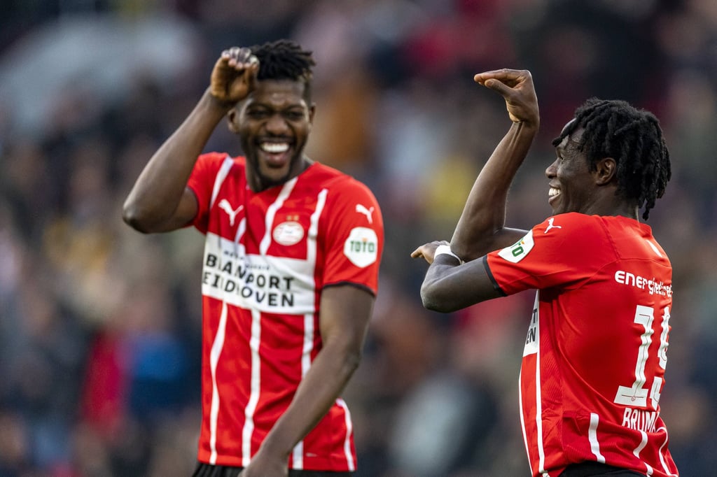 Bruma (r.) bejubelt sein Tor zum 4:0 für Eindhoven.