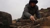 Grabungsmitarbeiterin Ramona Burkhardt legt auf einem Acker im Saalekreis Hundeskelette frei. Wurden die Tiere getötet, um einen Gott gnädig zu stimmen?