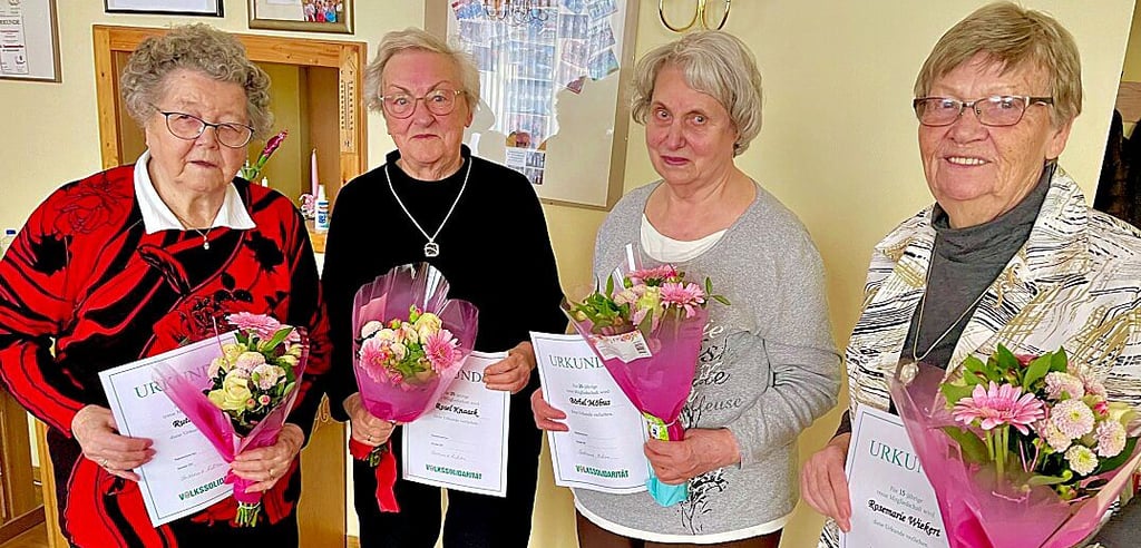Als langjährige Mitglieder der Volkssolidarität wurden in Wegeleben Ruth Mann, Rosel Knaack, Bärbel Möbius und Rosemarie Wiekert (von links) geehrt.