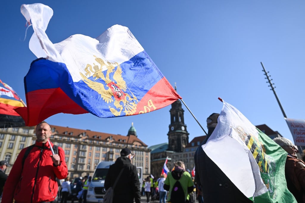 Offenbar um Solidarität mit Russland zu zeigen, werden Russland-Fahnen auf der Demo in Dresden geschwenkt.