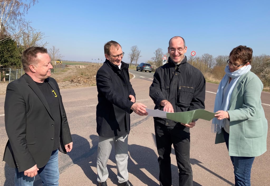 Wechselberger (von links), Markus Bauer und Michael Schanz schauen sich mit Nienburgs Bürgermeisterin Susan Falke vor Ort die Planungen für die Umverlegung der Landesstraße 73 direkt neben den Lindendamm an.