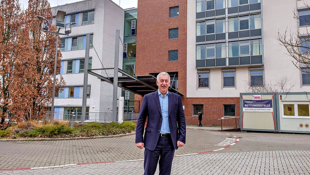 Geschäftsführer Matthias Lauterbach vor dem Wittenberger Krankenhaus Paul Gerhardt Stift