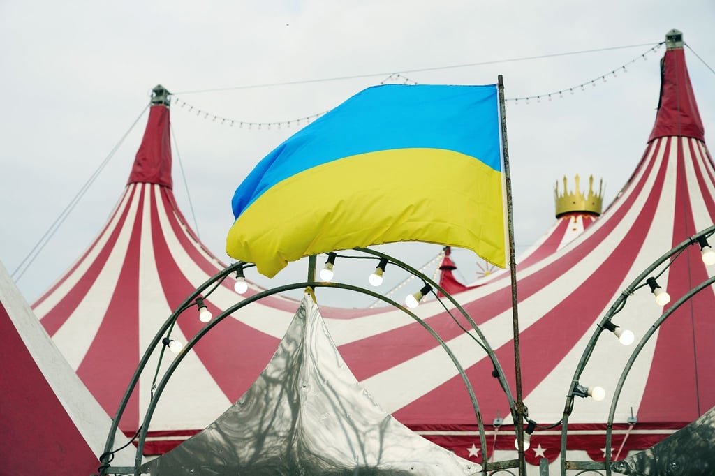 In Solidarität mit der Ukraine weht am „Moskauer Circus“ in Neuwied die Flagge des Landes. In dem Zirkus treten russische und ukrainische Artisten auf.