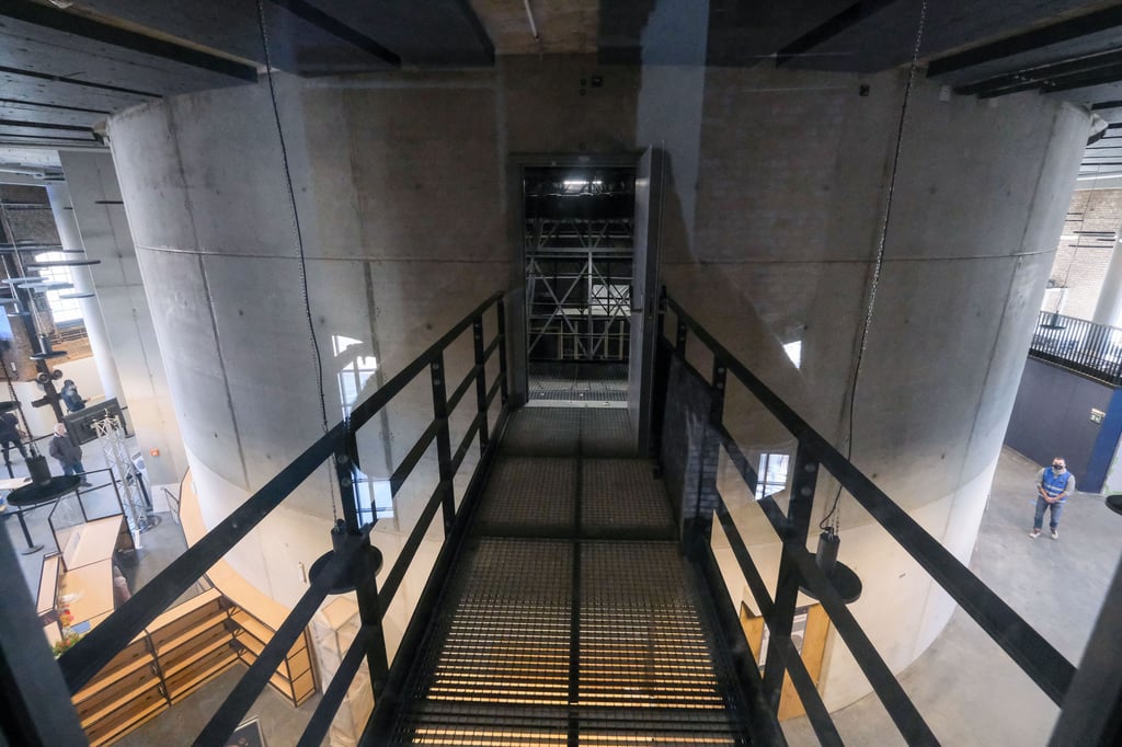 Tag der Offenen Tür in der Stadt Halle am Holzplatz. In der Mitte ist der große Kuppelsaal zu sehen.
