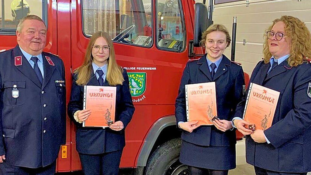 Ortswehrleiter Frank Weber zeichnete Ulrike Weber, Lisa Merten und Daniela Kaluza (v. l.) für ihr zehnjähriges Dienstjubiläum aus.