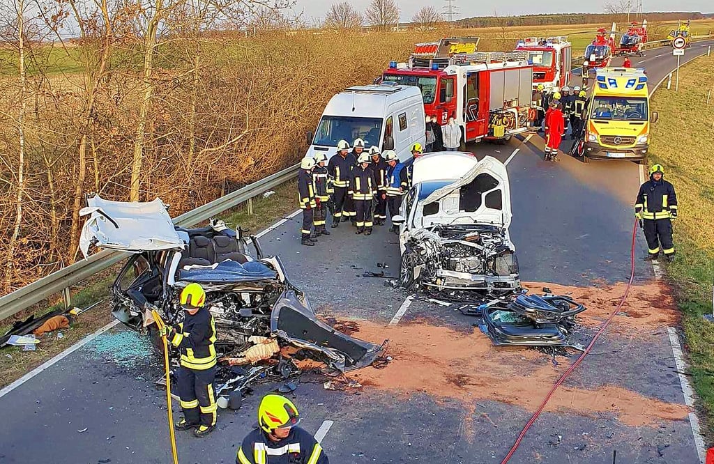 Auf der B 187 bei Schweinitz ereignete sich ein schwerer Autounfall. Drei Verletzte wurden mit Hubschraubern in Kliniken geflogen.