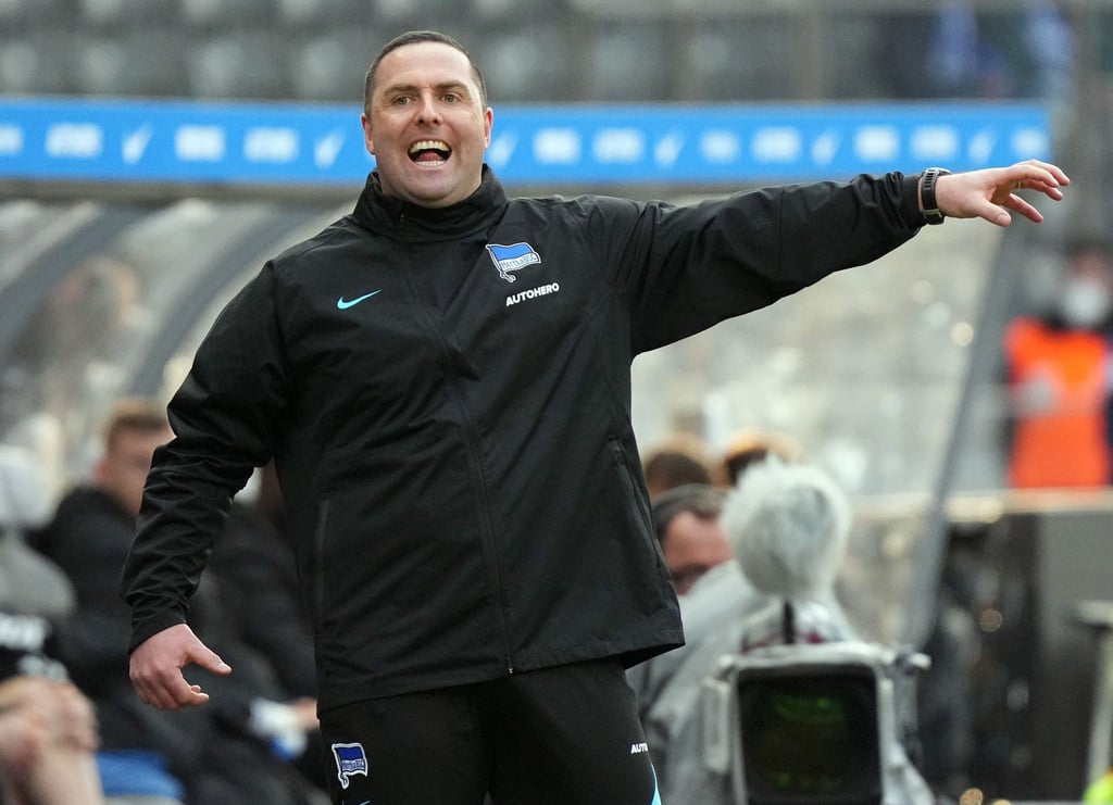 Herthas Co-Trainer Mark Fotheringham ist an der Seitenlinie voll in seinem Element.