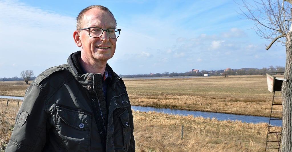 Peter Swiderski hat am Deich nahe Jederitz mit Blick nach Havelberg einen Lieblingsplatz.Andrea Schröder