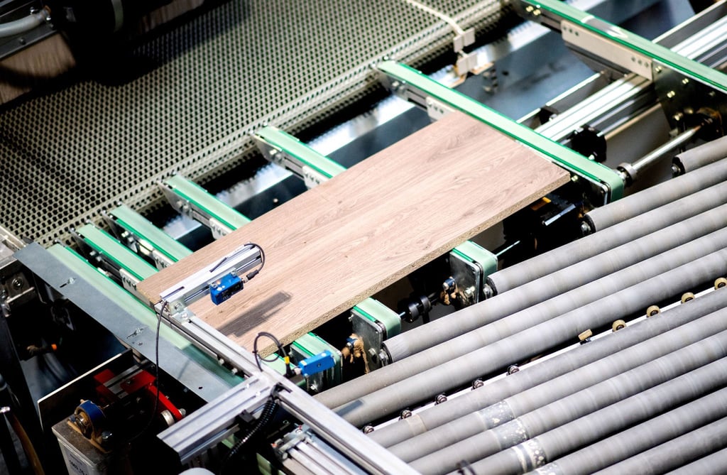Holzplatten für Schreibtische werden in der Produktion von fm Büromöbel GmbH automatisch zugeschnitten. Die durch die Corona-Pandemie veränderten Arbeitswelten wirken sich auch auf das Geschäft der Hersteller von Büromöbeln aus, die Branche ist im Umbruch.