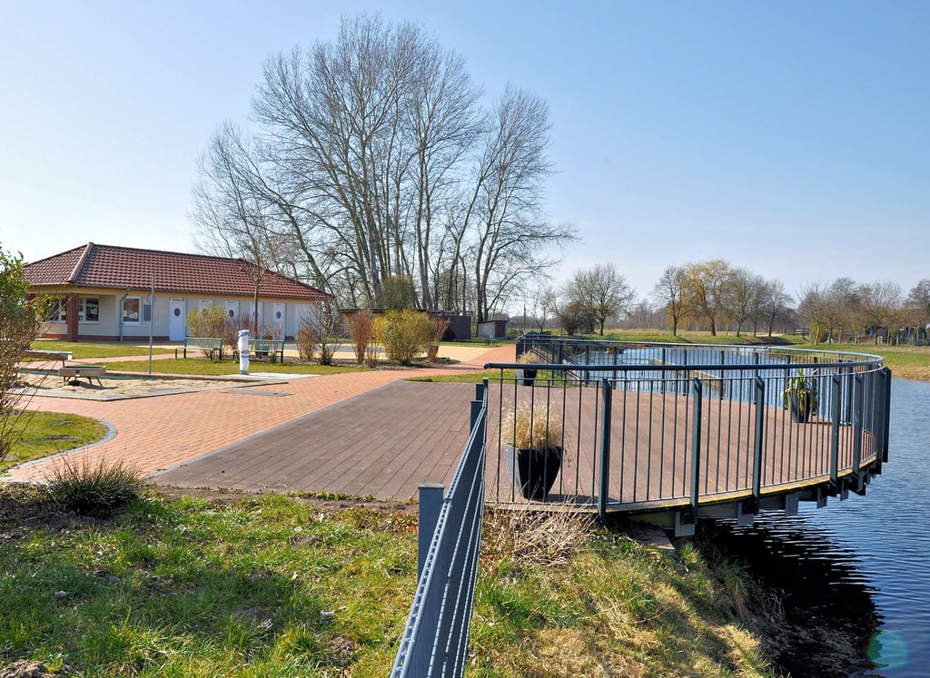 Noch ist die großzügige Anlage des Osterburger Biesebades mit der Terrasse verwaist. Mit dem einsetzenden Frühling werden so langsam vorbereitende Aufgaben für die am 1. Juni beginnende neue Saison in der Naherholungsstätte organisiert.