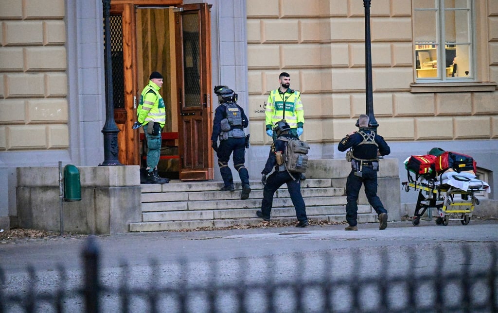 Polizisten betreten den Tatort an einer Schule.