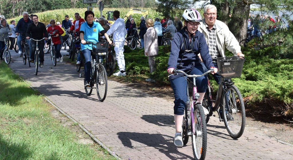 Mit einem Fahrradkorso machten sich Parchener und Wegbegleiter vom Ortseingang in Richtung Parchener Bockwindmühle auf, um dort mit einer Radweg-Party die Verbindung zwischen Parchen und Genthin zu begrüßen.