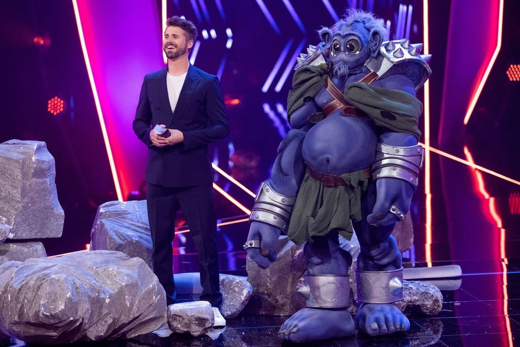 Vertretungs-Moderator Thore Schölermann steht neben der Figur „Der Ork“ auf der Bühne.