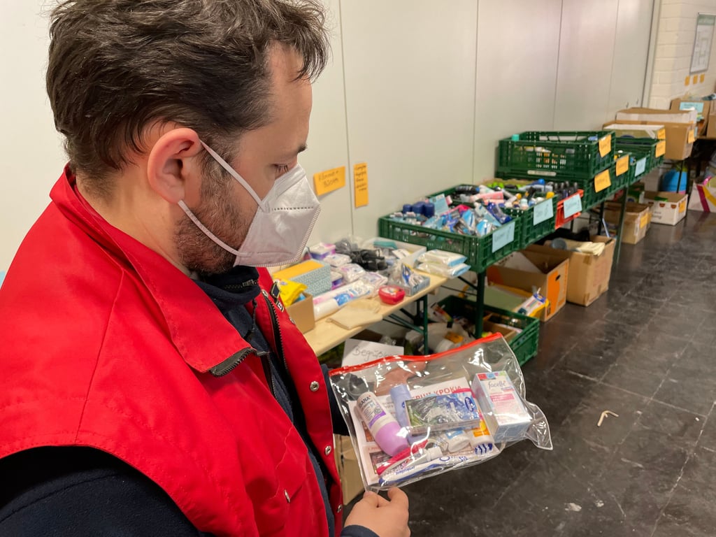 Ein solches erstes Hilfspaket mit Hygiene- und Kosmetikartikeln bekommen die Flüchtlinge direkt bei ihrer Ankunft.