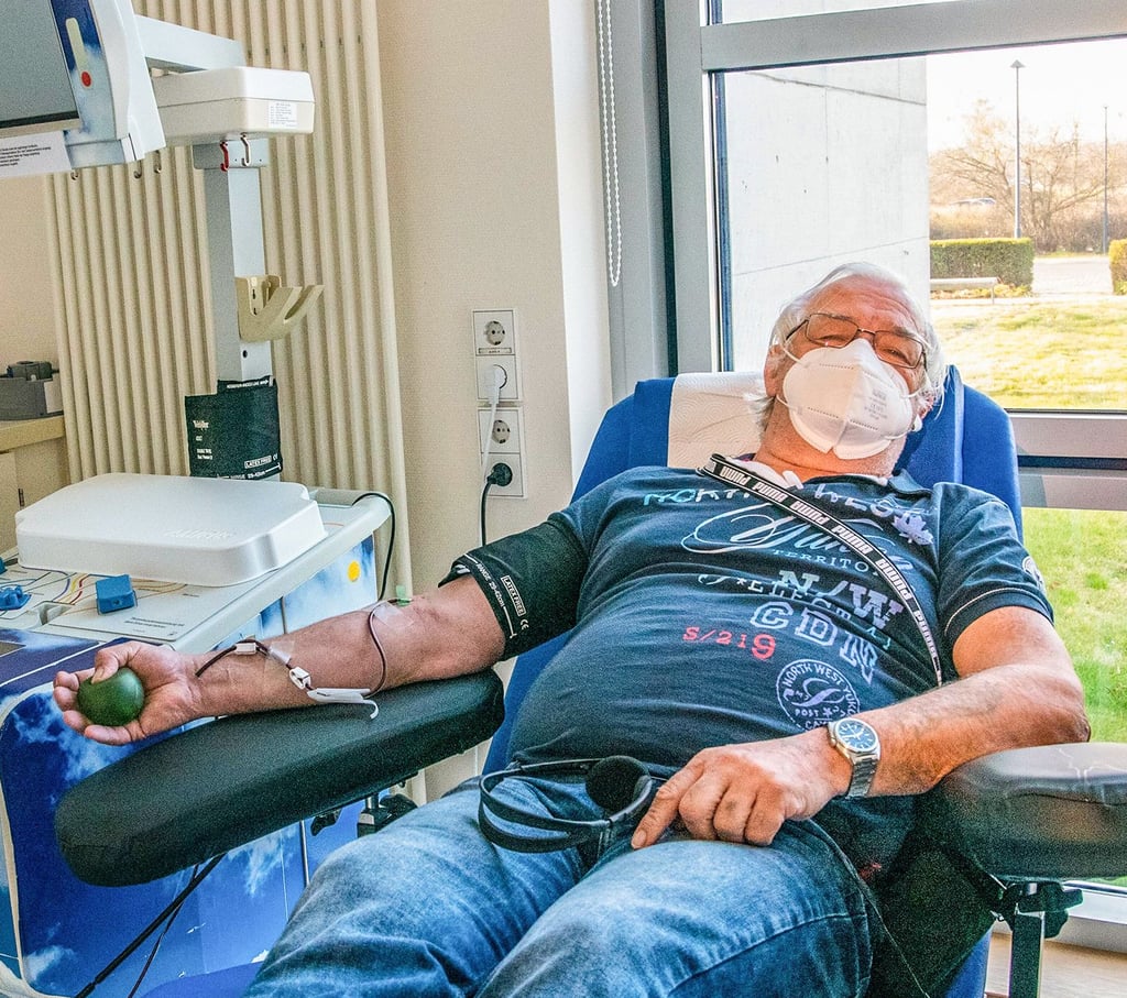 Wolfgang Behrendt absolviert gelassen seine 777. Blutspende.