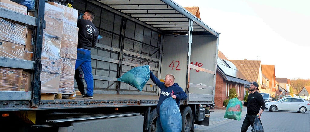 Am Freitag wurden die Sachspenden am Klötzer Rathaus auf den Lkw geladen.