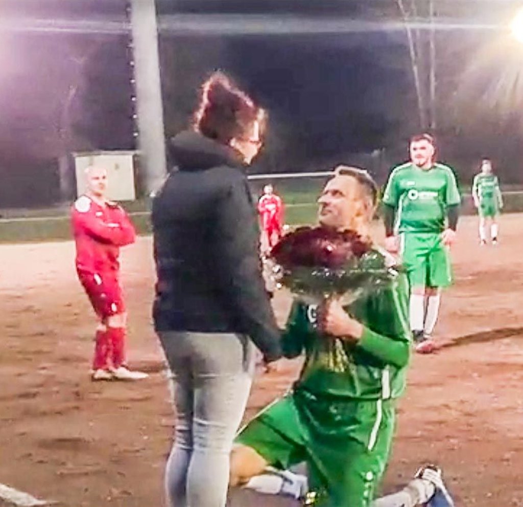 Der große Moment als Standbild aus einem Video (und deshalb etwas unscharf): ZW-Spielertrainer Sven Spitzer macht seiner Cathleen einen Heiratsantrag.