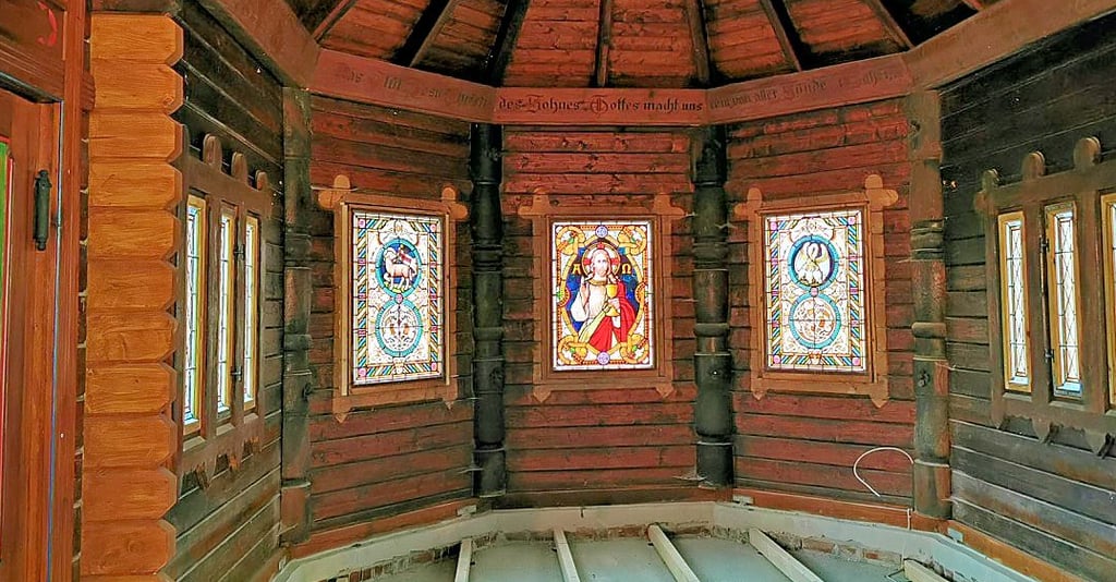 Für die Chorfenster der Stabkirche Stiege werden noch Paten gesucht.