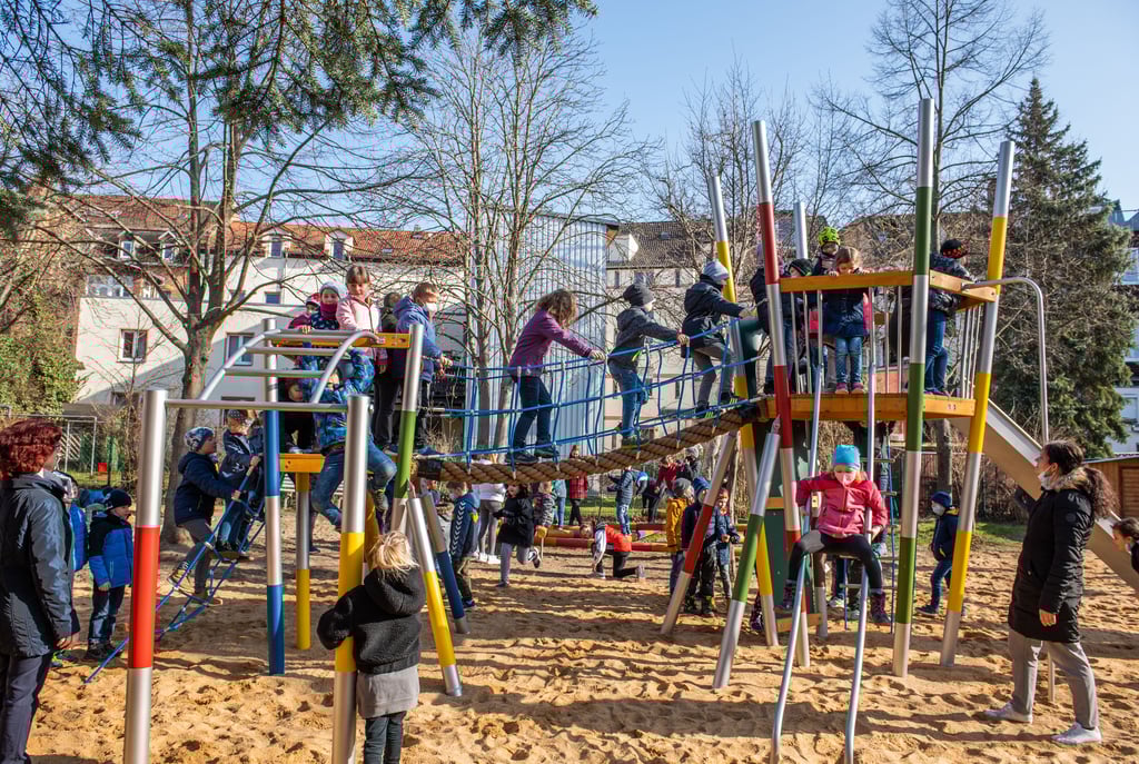 Freudig und gespannt nehmen die Naumburger Georgenschüler ihre neuen Spielgeräte auf dem Hof in Beschlag.