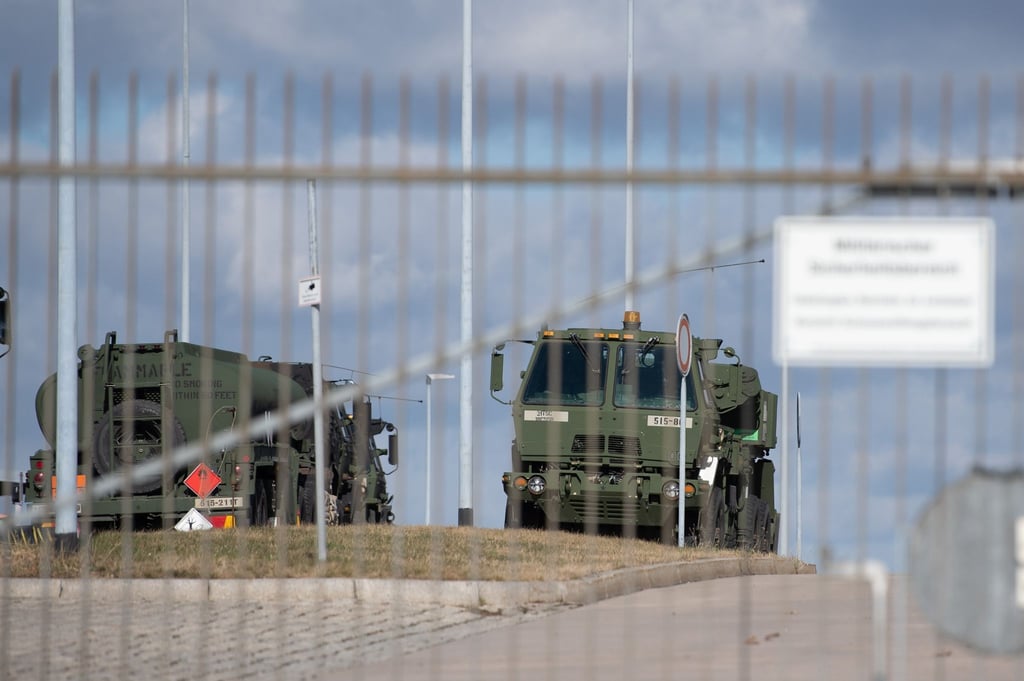 Militärfahrzeuge auf einem Bundeswehr-Gelände in Sachsen, wo bislang eine Nato-Eingreiftruppe stationiert ist.