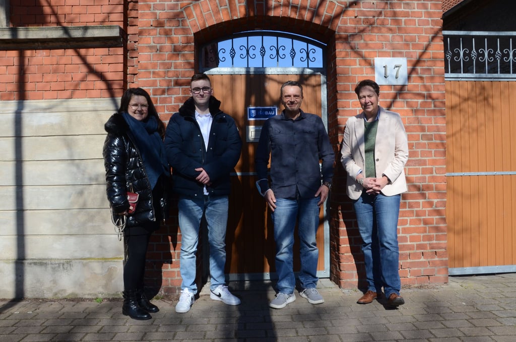 ie Woche der Ausbildung findet im Salzlandkreis ihren Abschluss bei der ISO Bau GmbH in Schönebeck. Die Protagonisten dabei waren Anja Huth, Vorsitzende der Geschäftsführung der Agentur für Arbeit, Guido David, Technischer Betriebsleiter Elektro der ISO Bau GmbH, sowie Bewerber Ben Schellhas mit Mutter Cindy.