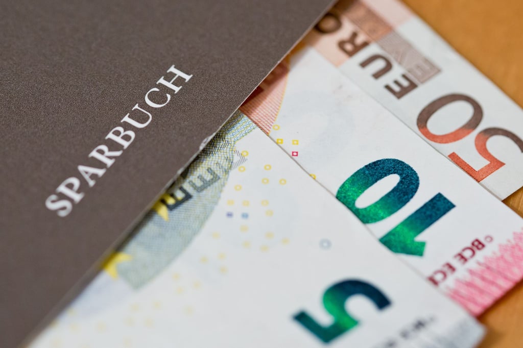 Trotz niedriger Zinsen halten viele Kunden an ihrem Sparbuch fest. Das könnte sich jetzt ändern.