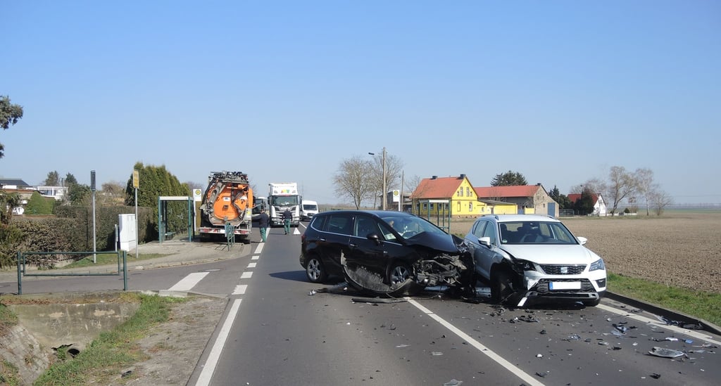 Auf der L24 bei Emmeringen im Landkreis Börde ist es am Montag (21. März) zu einem Verkehrsunfall gekommen. Eine 67-jährige Autofahrerin übersah beim Abbiegen einen weiteren Verkehrsteilnehmer. Es kam zur Kollision.