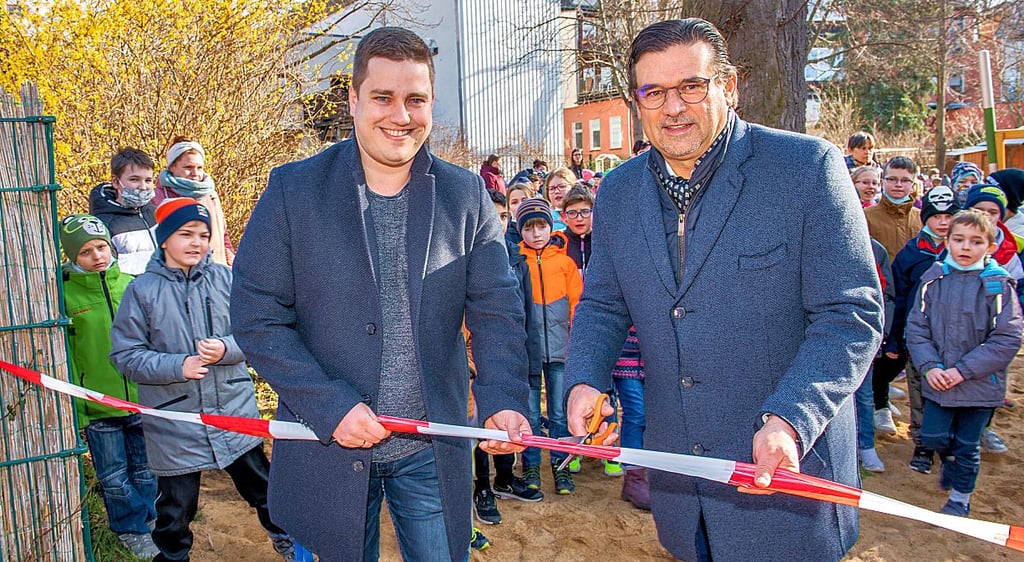 Feierliche Freigabe des sanierten Außengeländes durch Oberbürgermeister Armin Müller (r.) und Schulleiter Marcus Mehlig.