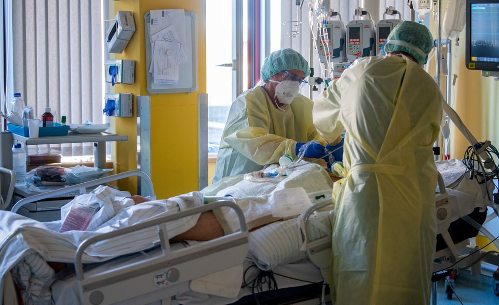 Intensivpfleger versorgen einen schwer an Covid-19 erkrankten Patienten. Pandemie und Flucht stellen das Gesundheitssystem in Sachsen-Anhalt vor eine Doppelbelastung.