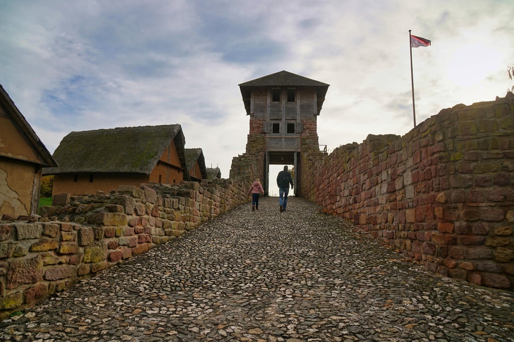 Das imposante Zangentor markiert den Eingang zum Freilichtmuseum Königspfalz in Tilleda.