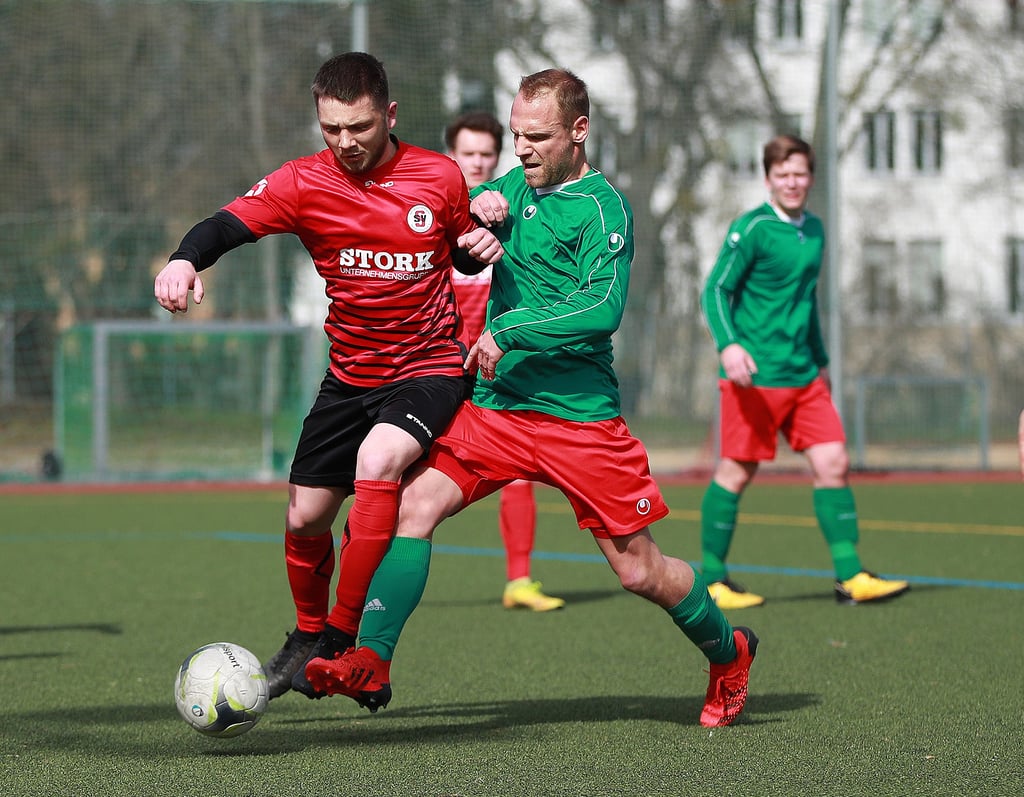 Stürmt, trifft und verteidigt: Arian Bunke (2. von rechts/gegen Fabian Ellermann) hat bereits elf Treffer in dieser Saison erzielt. Zuletzt war Teamgefährte Philipp Spengler (rechts) dreimal erfolgreich.