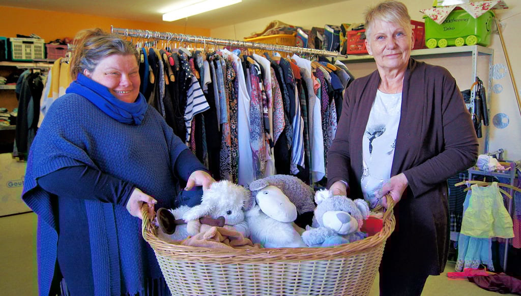 Kriegsflüchtlinge aus der Ukraine haben oft kaum mehr, als eine Tasche dabei. Sollten sie neue Kleidung benötigen, sind die Kleiderkammern bereit. Peggy Neubauer und Gabi Grieger sortieren neben Jacken, Hosen, Pullovern und Mützen auch Kuscheltiere.