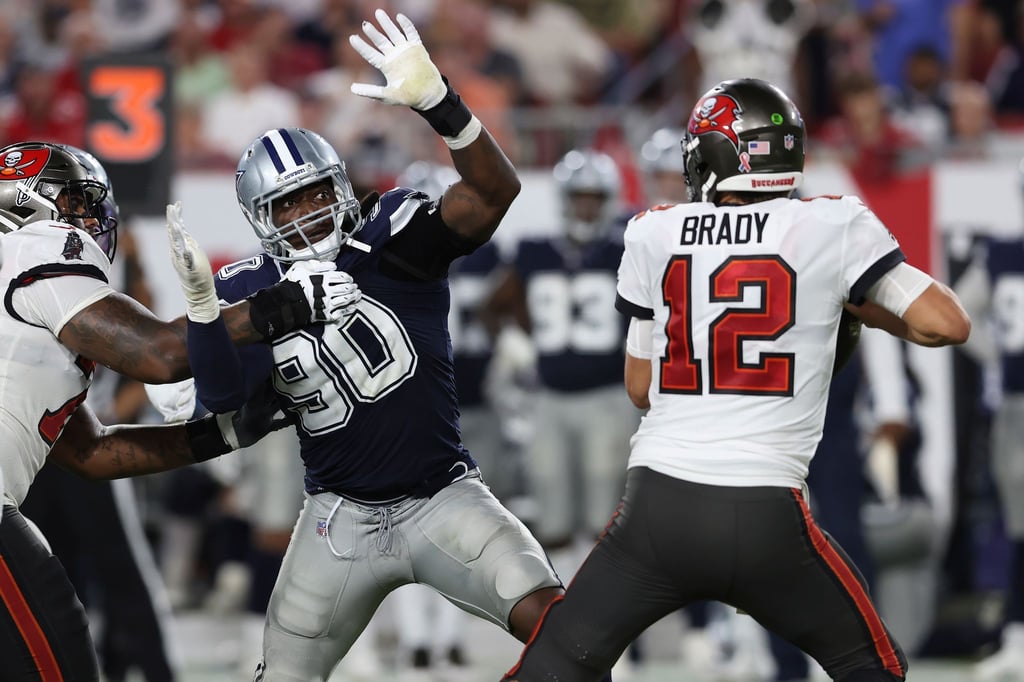 Dallas Cowboys Defensive End DeMarcus Lawrence (2.v.l) bedrängt Tampa Bay Buccaneers Quarterback Tom Brady (r).