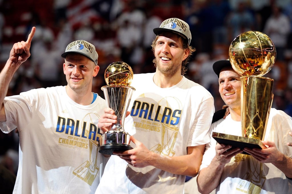 Elf Jahre nach dem Finalsieg wird Dirk Nowitzki (M.) für seine damalige Leistung ausgezeichnet.