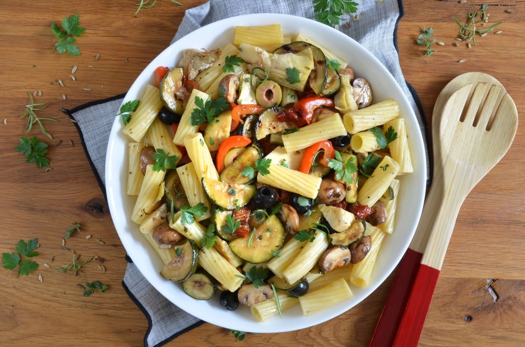 Grillgemüse, reichlich Knoblauch und geriffelte Röhrennudeln sind im Antipasti-Salat vereint.