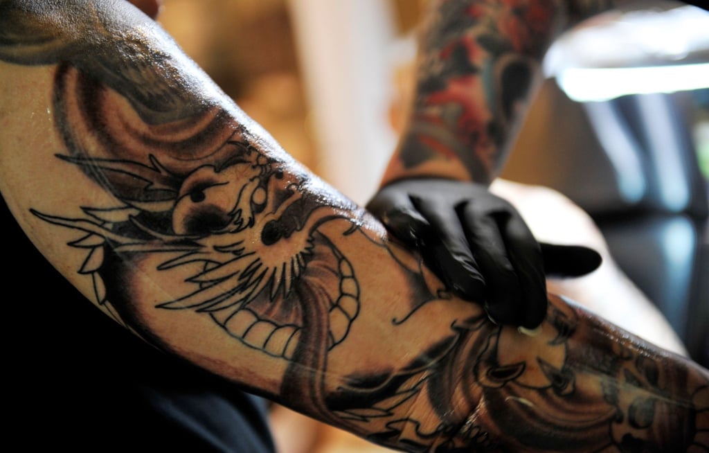Tätowieren wird immer beliebter: Bei Leuten zwischen 20 und 30 trägt heute jeder Zweite ein Tattoo.