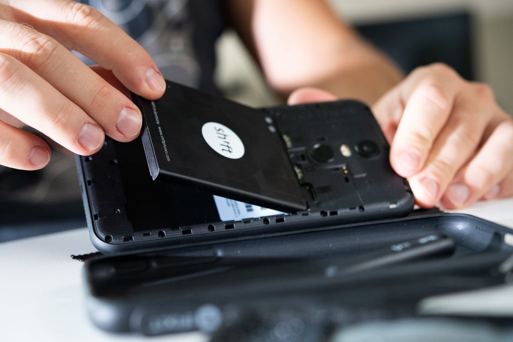 Die neue EU-Batterieverordnung betrifft die Akkus von Smartphones.