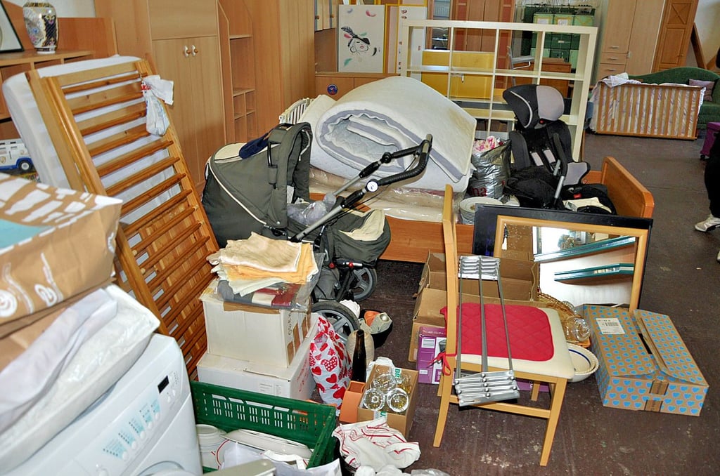 Lattenroste, Matratzen, Kühlschränke, Kinderwagen: Bei der Möbelbörse stapeln sich Spenden für geflüchtete Ukrainer.