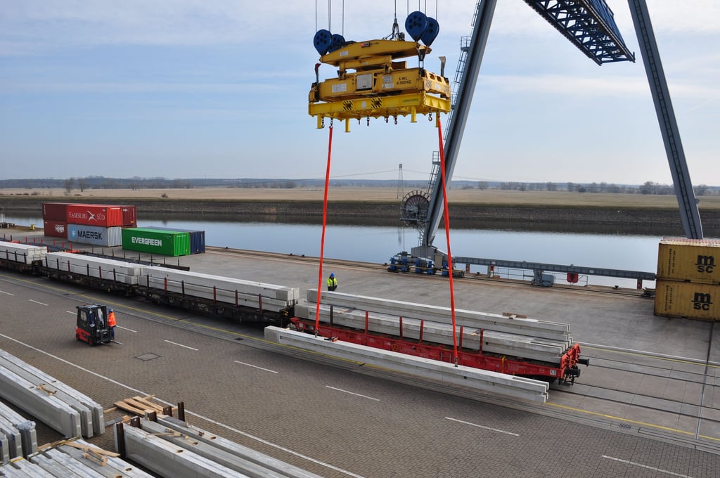 Im Hansehafen – einem der drei Häfen der Magdeburger Hafen GmbH – werden Betonträger von Güterwagen abgeladen. Das Unternehmen verfügt über eine Fläche von 700 Hektar über zehn Kilometer entlang der Elbe.