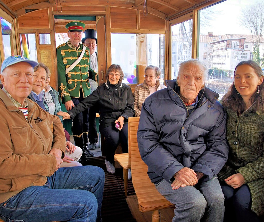 Hellmut Weißer, zweiter von rechts, feierte in den Reihen seiner Familie seinen 100. Geburtstag mit einer Rundfahrt in der Stendaler Pferdebahn.