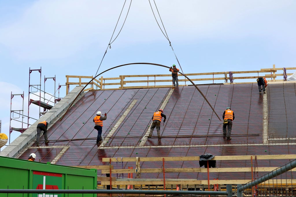 Bauarbeiter der Hochbaufirma Glass Ingenieurbau aus Leipzig verlegen Bewehrungsstahl. Danach wird das Dach des neuen Museums gegossen.