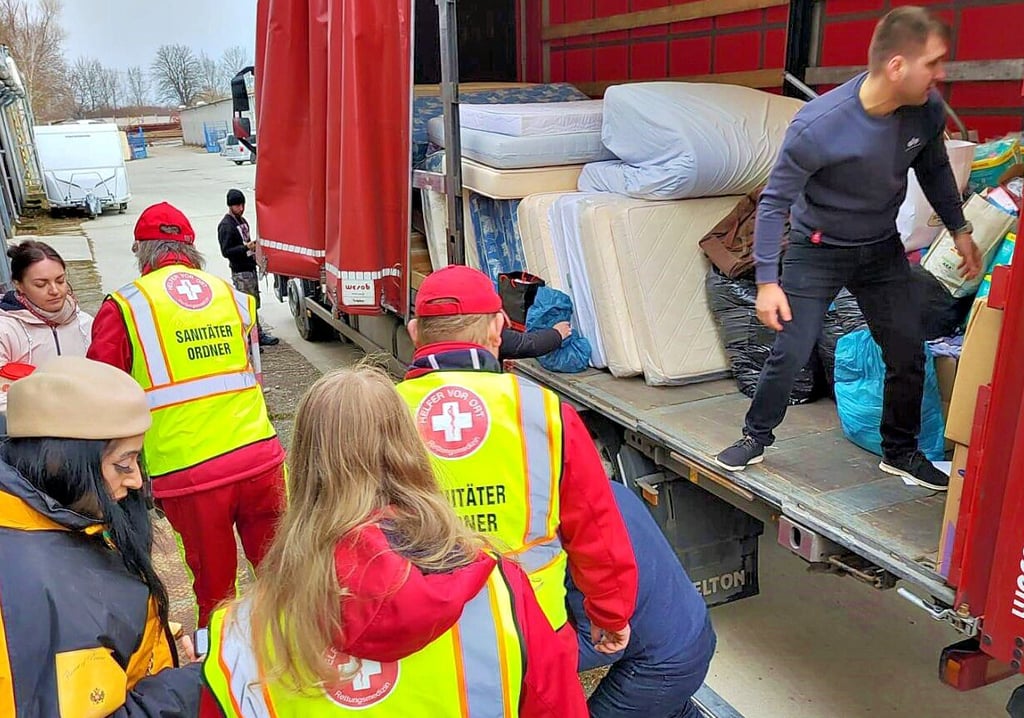 Helfer der Sanitätsschule haben Spenden nach Bratislava gebracht. Sie werden von dort in die Ukraine transportiert.