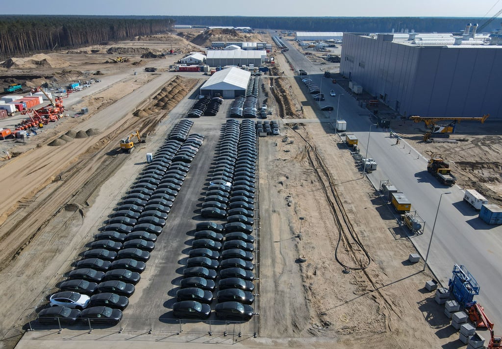 Elektrofahrzeuge vom Typ Tesla Model Y stehen auf dem Gelände der Tesla Gigafactory Berlin Brandenburg. Am 22.03.2022 übergibt Tesla feierlich die ersten E-Autos aus Grünheide an Kunden.