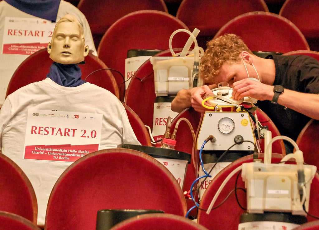 Felix Hehnen, Mitarbeiter der Berliner Charité, überprüft den Versuchsaufbau im Opernhaus in Halle.