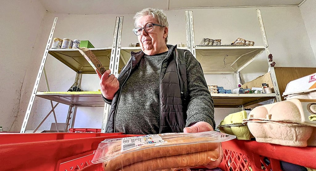 Besorgt blickt Ilona Neumann auf die spärlich befüllten Wurst-Kisten.