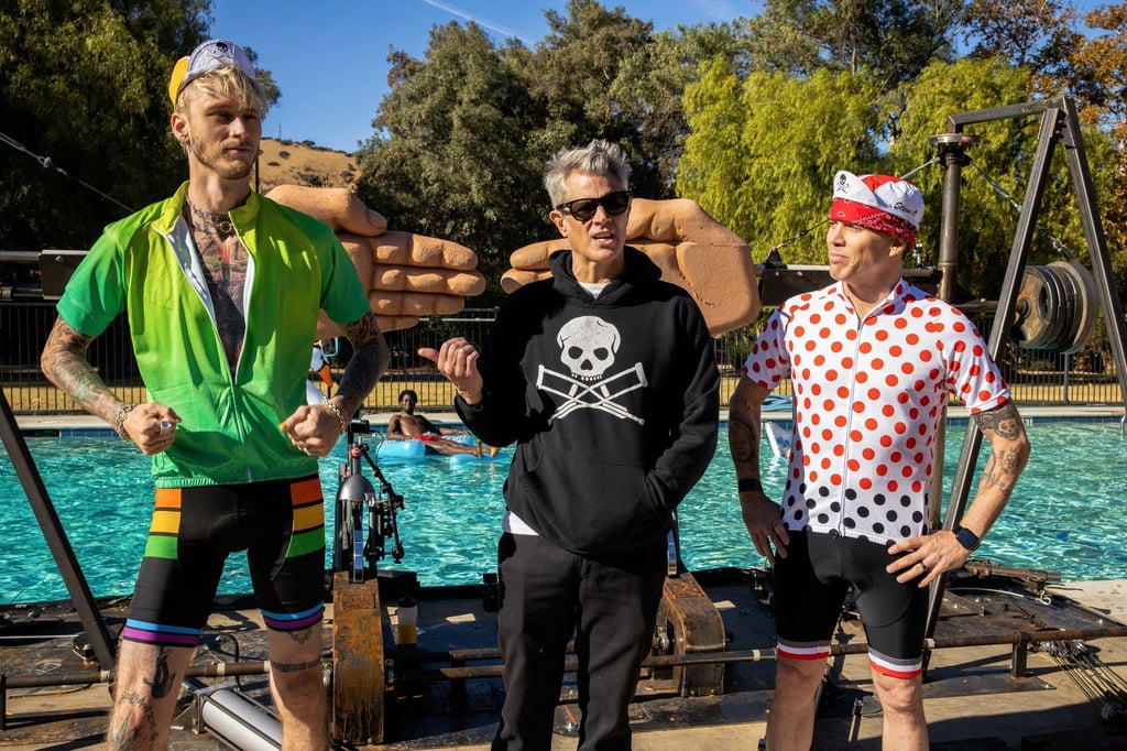 Machine Gun Kelly (v.l.n.r.), Johnny Knoxville, and Steve-O in einer Szene des Films „Jackass Forever“.
