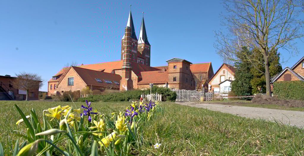 Das Kloster zum Frühlingsbeginn zeigt sich von seiner schönsten Seite. Auch wenn der Klostergarten auf Grund von Bauarbeiten derzeit nicht besucht werden darf, genossen viele Besucher das Flair der Anlage.