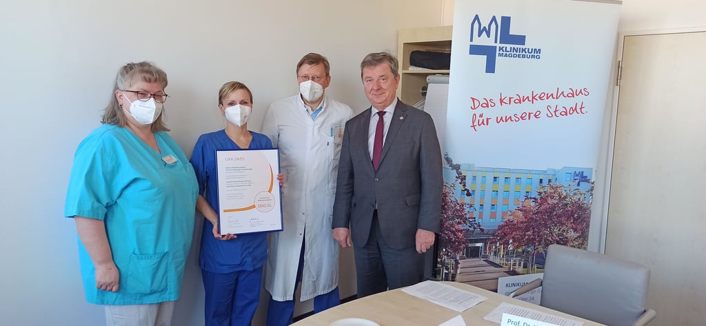 Magdeburgs Oberbürgermeister Lutz Trümper überreichte dem Team der Klinik für Diabetologie und Kardiologie die Re-Zertifizierungsurkunde.